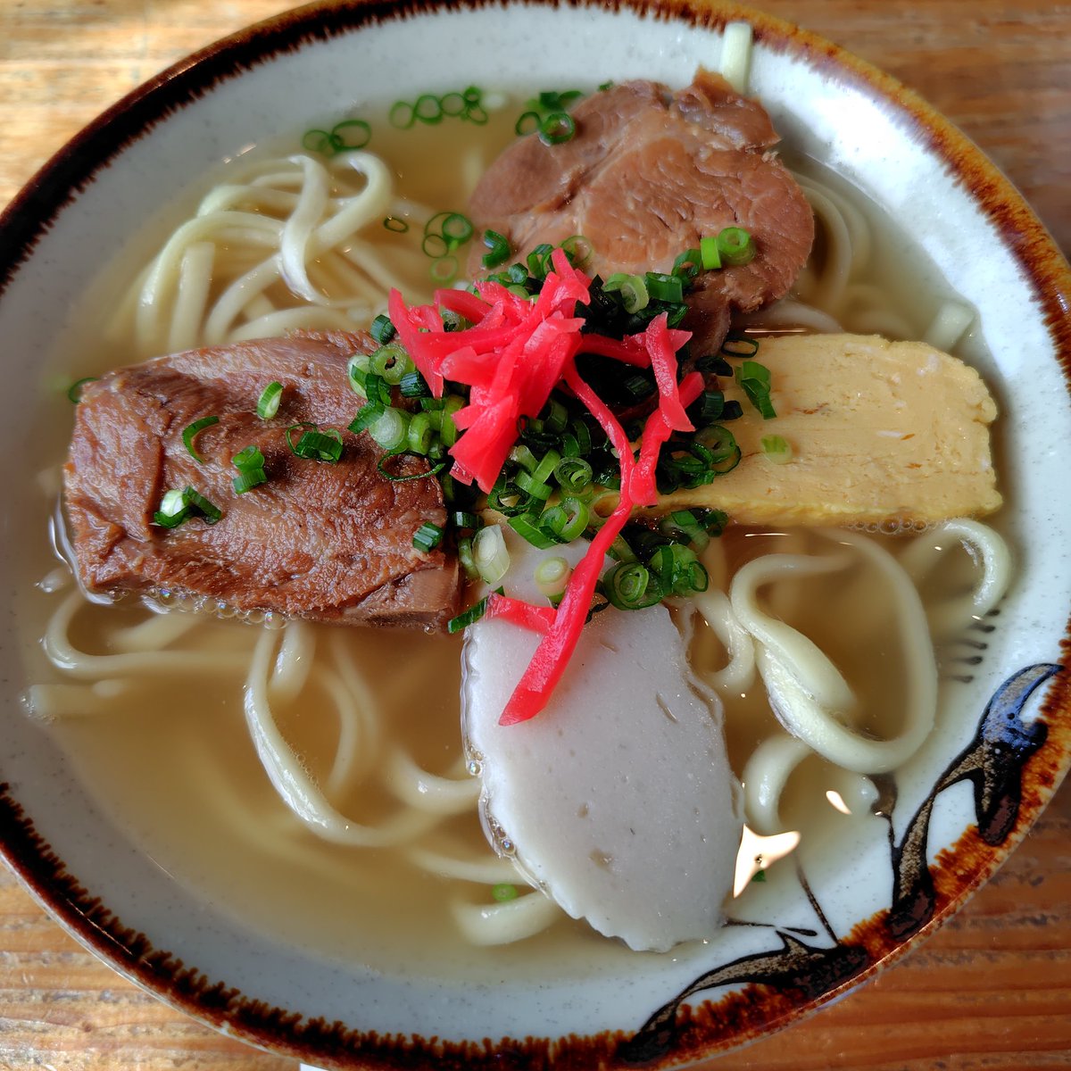 そば屋巡りの旅　’26-30

こちらも創業20年以上の老舗店で初ランチ🍴

豚骨&amp;鰹のブレンドあっさりコク旨スープと三角屋製麺所のモチモチ混合麺が👍

本ソーキと赤身肉も適度な歯応えで味がよく染み込んでいて旨し👌

昔ながらのシンプルで優しい沖縄そば😋

#沖縄そば
#本部町ランチ
#食堂海路
#老舗店