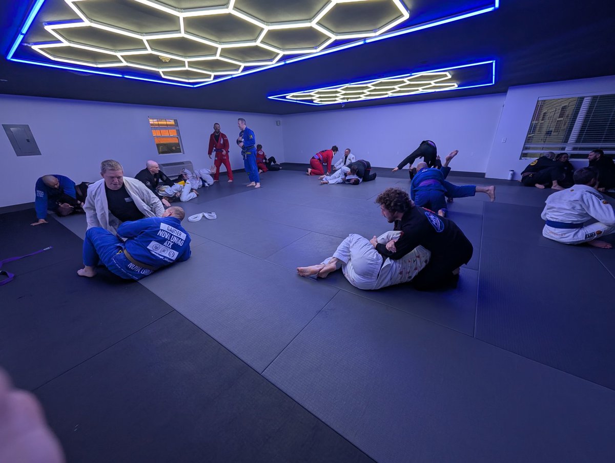 Fomindi82's tweet photo. The "I suck at Jiujitsu" podcast experience weekend. Picked up a couple tips and I'm excited for what's in store tomorrow.
#jiujitsu
#StL 
#bjj https://t.co/HgV2T3Q85N