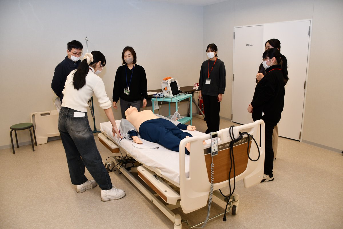 okamoto_hosp's tweet photo. 当院の救急部門は、日ごろから院内外との連携を密にし、地域全体の救急医療の充実をめざしています。

本日2月22日、くみやま岡本病院 くみやまホールにて第21回 ICLS鳳凰こーすを開催しております。

日本救急医学会より認定を受けて実施している医療従事者向けの蘇生トレーニングコースで、突然の心停止発生後、最初の10分間に迅速かつ効果的なチーム蘇生を行うための知識と技術を、シミュレーション実習を通じて習得することを目的としています。

今回は、院内外からインストラクター14名、受講者12名の皆様に参加いただいております。
#京都岡本記念病院
#くみやま岡本病院
#ICLS
#鳳凰こーす
#蘇生トレーニングコース