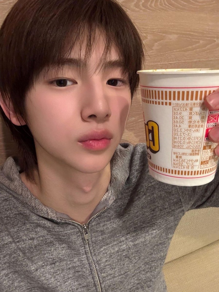 Apepiette's tweet image. 실제로 디올 소바쥬 쓰는 남자아이가 얘라니 아
쌍으로 갭모에 돌았나 ㅠㅠㅠ
디올 소바쥬는 진짜 유명한 남자의악마(중의적의미) 향수임