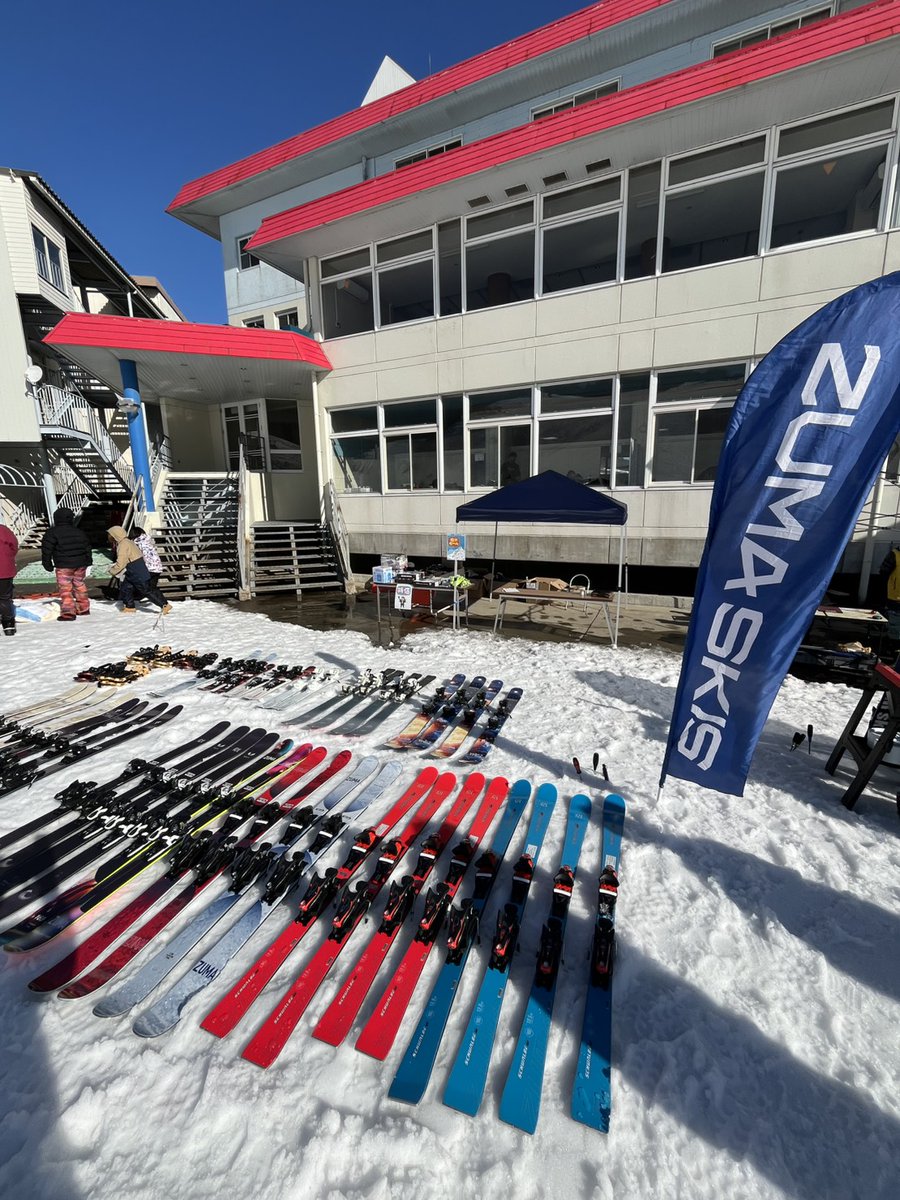swallow_ski's tweet photo. 本日は富山県の牛岳温泉スキー場の感謝祭に試乗ブース出展しています⛷️
感謝祭とあって賑わってます🙂GR skiさんのスキーボードやスノードライブも試乗できますよ⛷️

#zumaskis #swallowski #牛岳温泉スキー場 #試乗会 https://t.co/sVJ7znUvZg