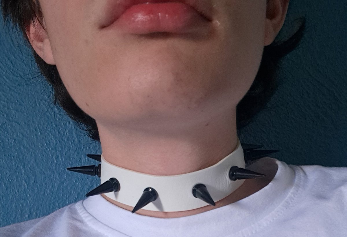 Nora_09879's tweet photo. No sé qué distrae más… el cuello o los muslos (⌒‐⌒)

#femboy #femboylatino https://t.co/UpXg54P0MH