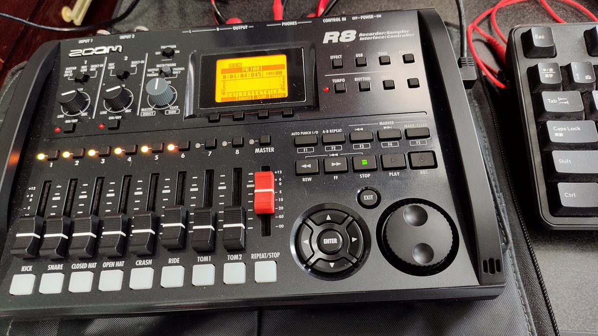 ずいぶん昔に、小規模公演の音出し用と、ボイスドラマ製作用に買った機材です。
当時、情けないことにサンプラーのような使い方がさっぱりわかりませんでした。

今回、時を経て必要になり、再度勉強とYouTubeで動画を発見、なんとわかりやすいことでしょう。助かりました♪