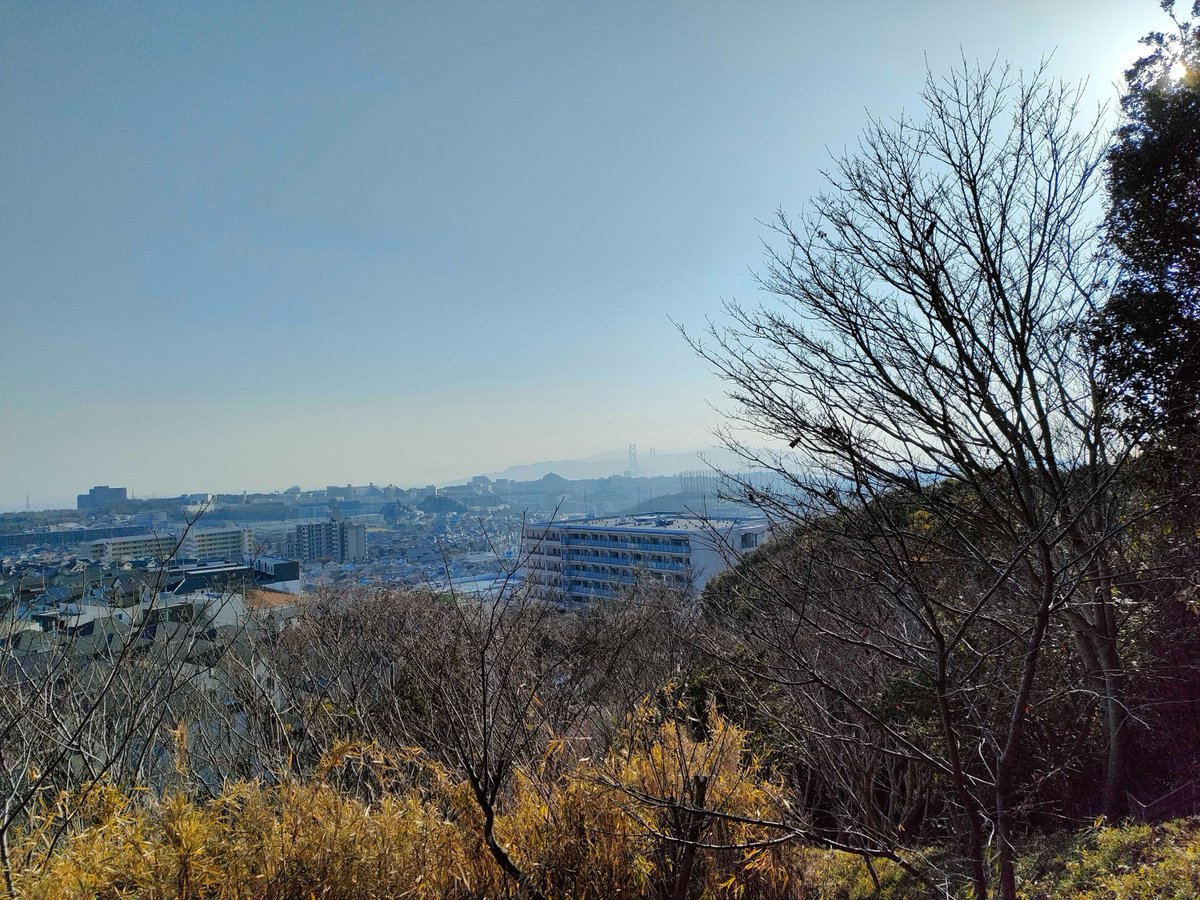 vizlab_uoh's tweet photo. 高塚山ハイキングコース．ほっともっとフィールドと明石海峡大橋が遠くに見える． https://t.co/azHTLFwIsG