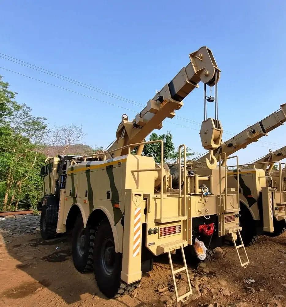 KOMARMIES's tweet image. #Moroccan Armed Forces 🇲🇦 LPTA 2445 Wrecker version.

Different versions of @tataadvanced LPTA 2445 trucks are in service into MAF :

- #Cargo Version
- Fuel #Tank Version
- #Water Tank Version 
- Wrecker Version  #Morocco #India #Maroc