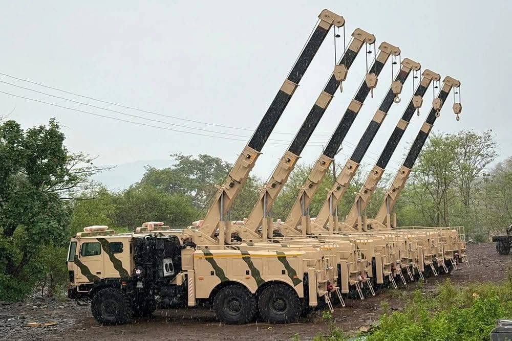 KOMARMIES's tweet image. #Moroccan Armed Forces 🇲🇦 LPTA 2445 Wrecker version.

Different versions of @tataadvanced LPTA 2445 trucks are in service into MAF :

- #Cargo Version
- Fuel #Tank Version
- #Water Tank Version 
- Wrecker Version  #Morocco #India #Maroc