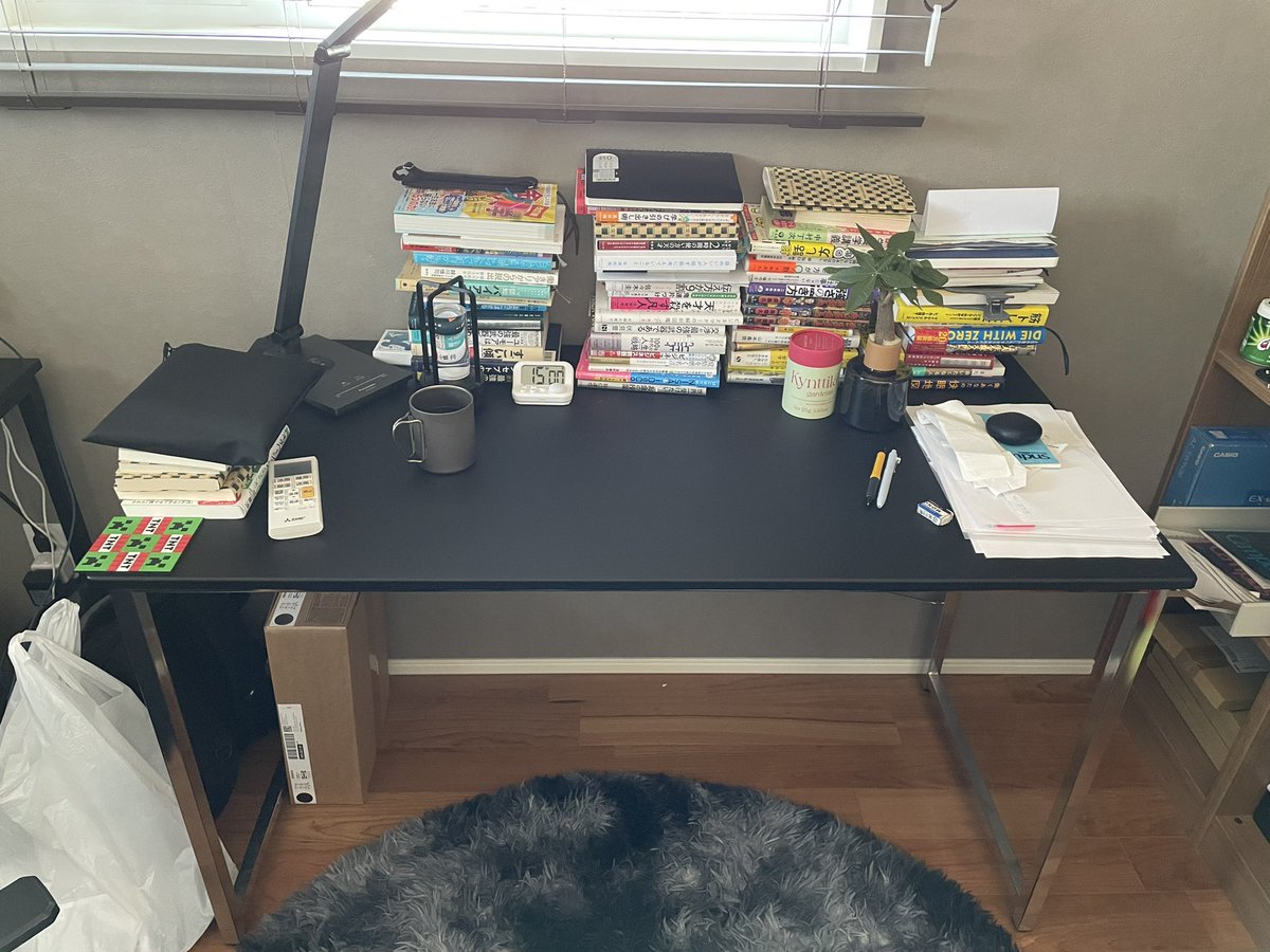 今日は机の上と本棚の中を整理したい👍
beforを撮っておく事で整理後の達成感が何倍も味わえる。みんなにも味わってもらいたいから投稿する😆