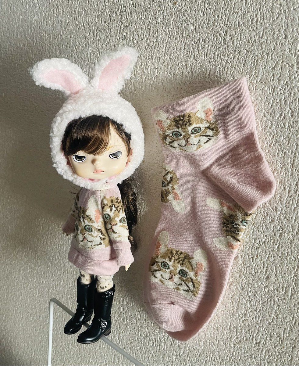 猫の日だって

キャンドゥの靴下で
猫の服作りました。

手縫いってどうかな？と思って
手縫いで作ってみました。
楽しかったです。

#monstdoll #doll #dolloutfit