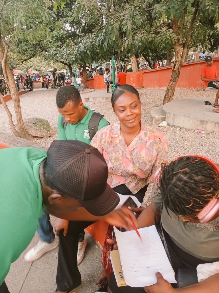 Pie1Johnkervens's tweet image. Action de sensibilisation menée le 21 février 2026 par la Coordination départementale de l’Ouest I, en collaboration avec la Coordination communale de Pétion-Ville, afin de renforcer le  mouvement Jeunesse #EDE et consolider le parti politique #EDE.💚💚💚