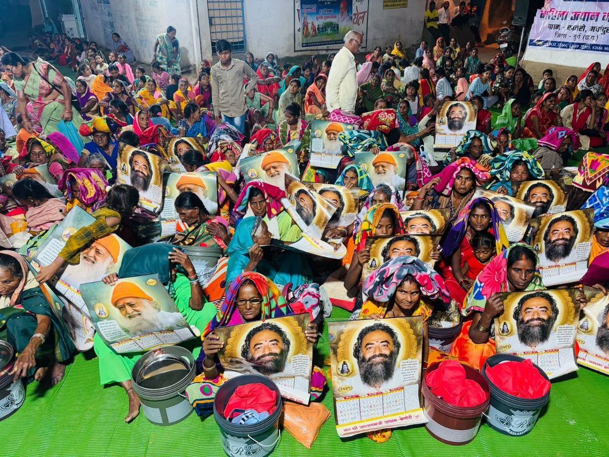 makarandmsgs's tweet image. Sant Shri Asharamji Ashram में Nar Sewa Narayan Sewa जीवन का मूल मंत्र है। Bhandara, कंबल वितरण और राशन सेवा से हजारों परिवार लाभान्वित होते हैं। यहाँ से निःस्वार्थ सेवा का संदेश समाज को नई दिशा देता है। 🧣🍲 #ServingHumanity