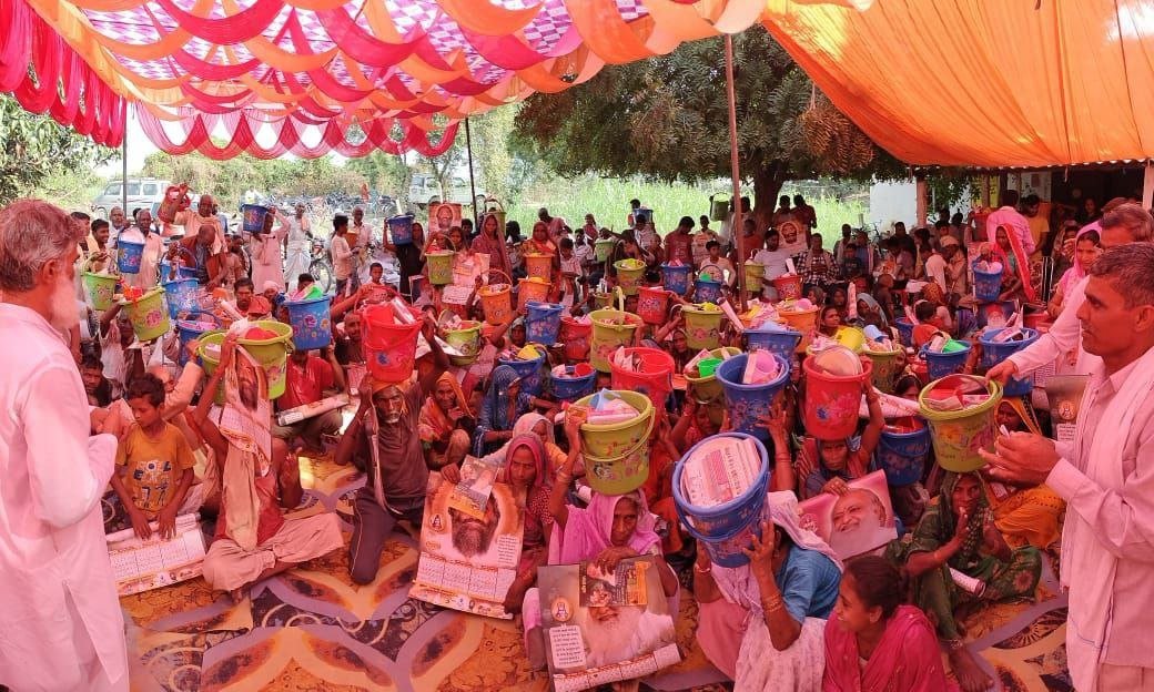 makarandmsgs's tweet image. Sant Shri Asharamji Ashram में Nar Sewa Narayan Sewa जीवन का मूल मंत्र है। Bhandara, कंबल वितरण और राशन सेवा से हजारों परिवार लाभान्वित होते हैं। यहाँ से निःस्वार्थ सेवा का संदेश समाज को नई दिशा देता है। 🧣🍲 #ServingHumanity