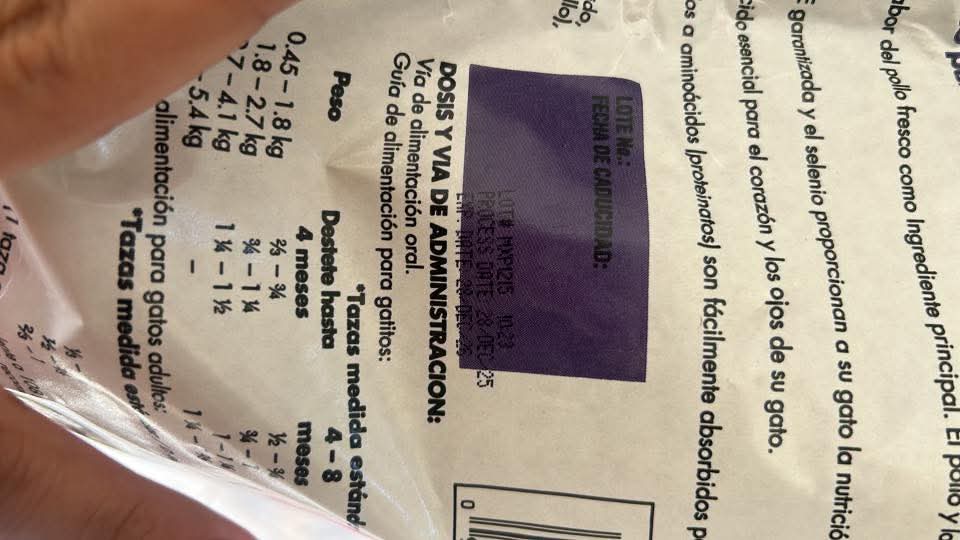 poot_julio's tweet photo. 🚨 ALERTA URGENTE — INTOXICACIÓN POR CROQUETAS PARA GATO 🚨
Compartimos esto para prevenir más
casos.
Nuestros gatos, han consumido croquetas Kirkland gato 4 años,hace unos días comenzaron a presentar vómitos, diarrea, dolor abdominal y pérdida de apetito.
@Profeco @COFEPRIS https://t.co/KSBNSZZr8K
