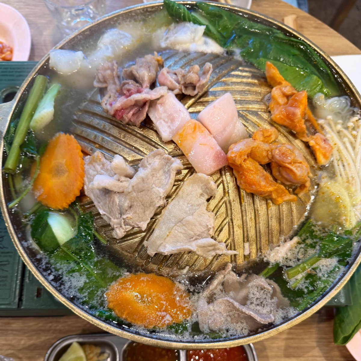 🥓บุฟเฟ่หมูกระทะแบบ 1 ชั่วโมงในเมลเบิร์น อยู่ที่คนละ 26.6AUD (ประมาณ 590 บาท)

🇦🇺ค่าแรงขั้นต่ำที่ออสเตรเลียชั่วโมงละ 24.95AUD (548 บาท/ชม.) แต่โดยปกติจะได้กันสูงกว่านี้ เฉลี่ยสูงกว่า 30AUD ต่อชม.