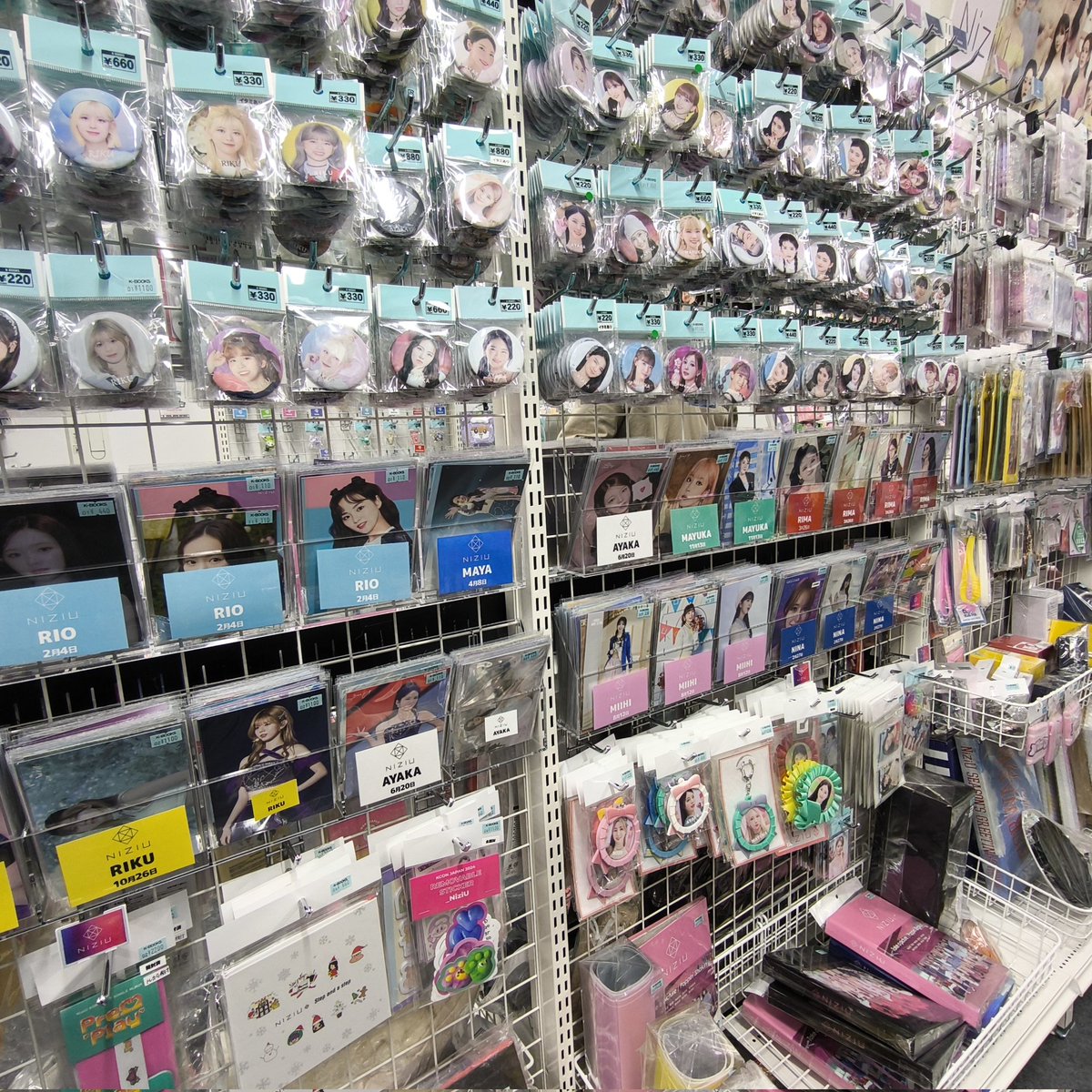 コーナー紹介】#NiziU 🌈 NiziUコーナー店内入って奥から2列目に1.5棚