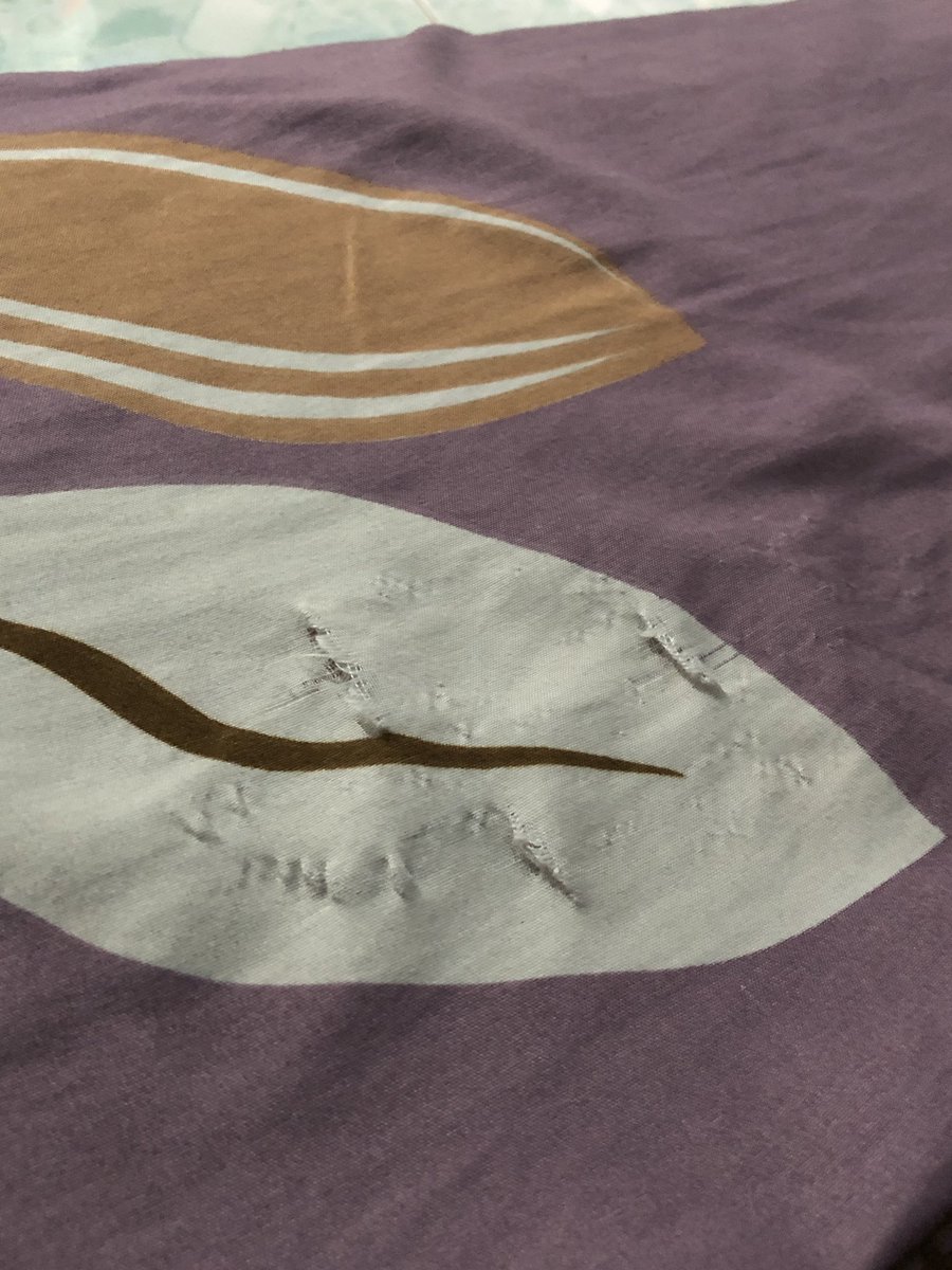 Kapan hari laundry + setrika Seprei selimut dll.
Dan sepreiku jadi rusak anj. Kayaknya orange nyetrika pake suhu terlalu panas banget dan kelupaan lama diangkat. Ingin marah karna gak konfirmasi minimal minta maaf. Tp yaudahlah 🥲