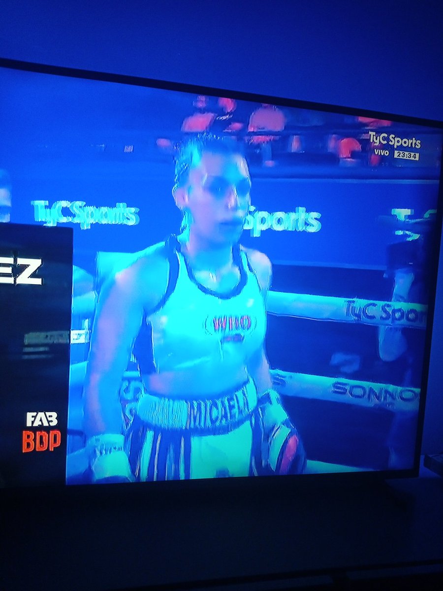 Ahora en tyc sports boxea  la tripera  Micaela Domínguez  #CGE #GELP #Gimnasia #LosHornos #Boxeo