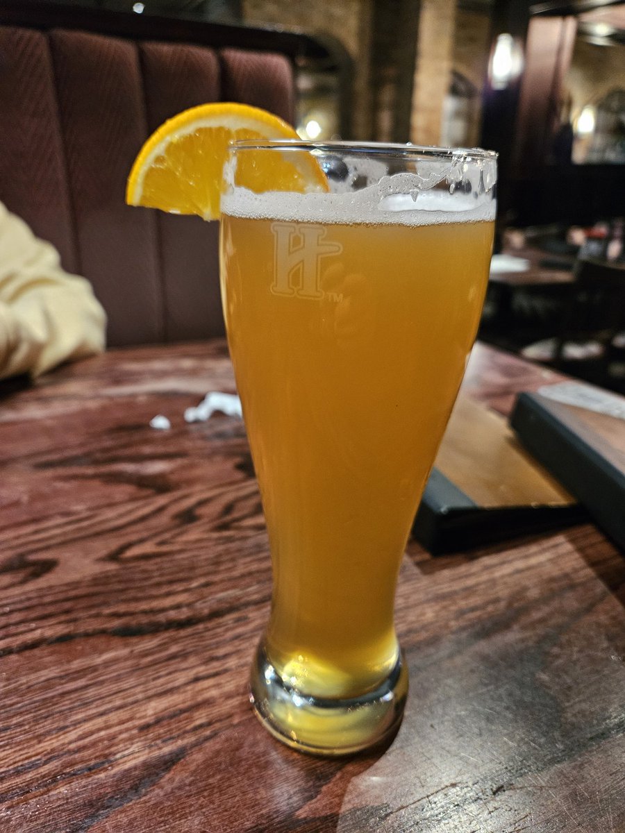 brian_bonafitz's tweet photo. Appropriate preparation for tomorrow's blizzard!! ๐บโ๏ธ #SaturdayNightFitz #Weekend #Blizzard #CapeMayIPA #Houlihans #HolmdelNJ https://t.co/1hx6Bj7ITp