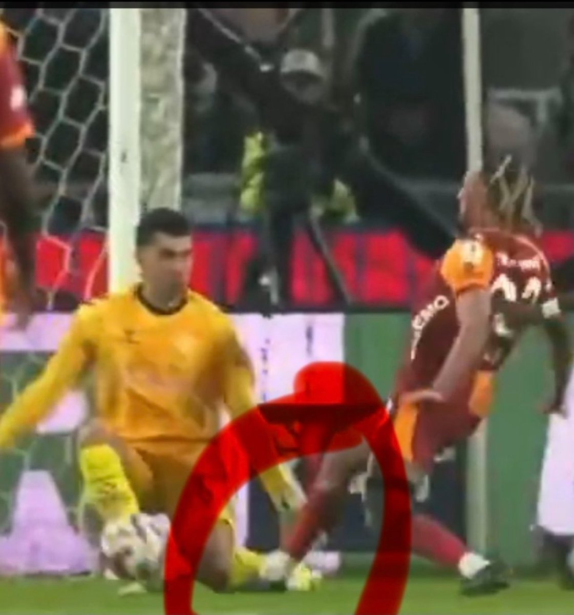 🚨SKANDAL;

"Boey net bir şekilde kalecinin bacağına basıyor kırmızı kart olmalıydı."

Hakeme rağmen kazanan Konyasporu tebrik ederim...