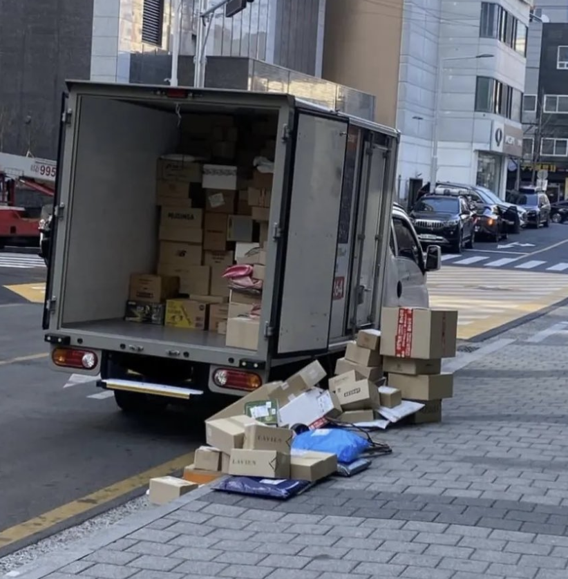 한국 치안 상태

택배 저렇게 두고 배송하러 갔는데 저 택배박스 아무도 관심 없음.

이걸 보고 한 외국인이 말하길, "독도는 한국 땅이 맞다. 이렇게 남의 것에 관심 없는 한국인들이 독도를 자기네 것이라고 우길 리가 없다."