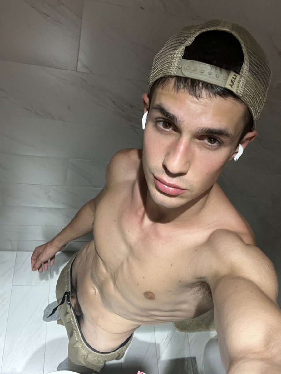 tyler_hale2's tweet photo. If you’re seeing this…you must play with my dick🏳️‍🌈 https://t.co/SZVTNzEOku