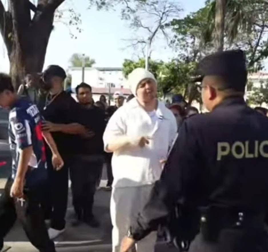 POLICÍA PUSO ORDEN DURANTE EVENTO DE YEIK Y SUS THERIANS 

Elementos de la Policía Nacional Civil (PNC) se hicieron presentes donde se desarrollaba la junta “Therians”, promovida por el creador de contenido Yeik.

La presencia policial tuvo como objetivo principal garantizar el