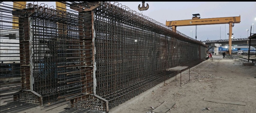 Index_Magadh's tweet photo. 🚧 Digha–Sonepur 6-Lane Ganga Bridge Update
Pre-Tensioning I-Girder Casting underway
Long Line Method adopted at Casting Yard
The Main Ganga bridge will be of Segments and approach road ramps of i Girders .
#DighaSonepurBridge #Patna #InfraUpdate https://t.co/OMl2u0vaAE