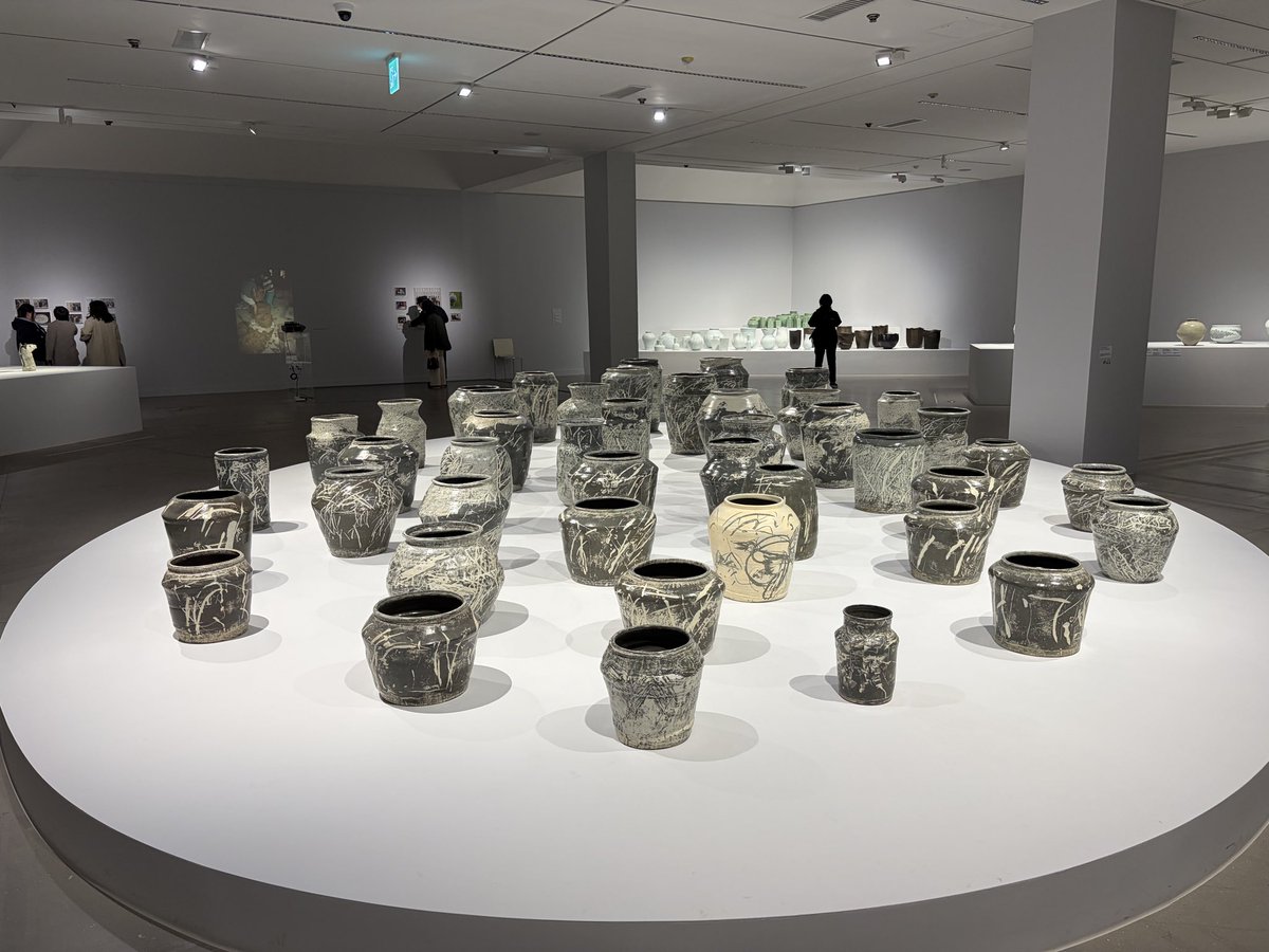 글케 미술관 돌아다니는 거 좋아하는데 과천 국립현대미술관은 생전 처음 가봤다. 아무 정보 없이 관람했던 신상호 무한변주 전이 기대이상으로 좋았음. 도예가로 커리어를 시작했는데, 도자기도 청자, 백자, 분청사기 등등 작품이 다양해서 놀라며 보다가 뒤로 가니