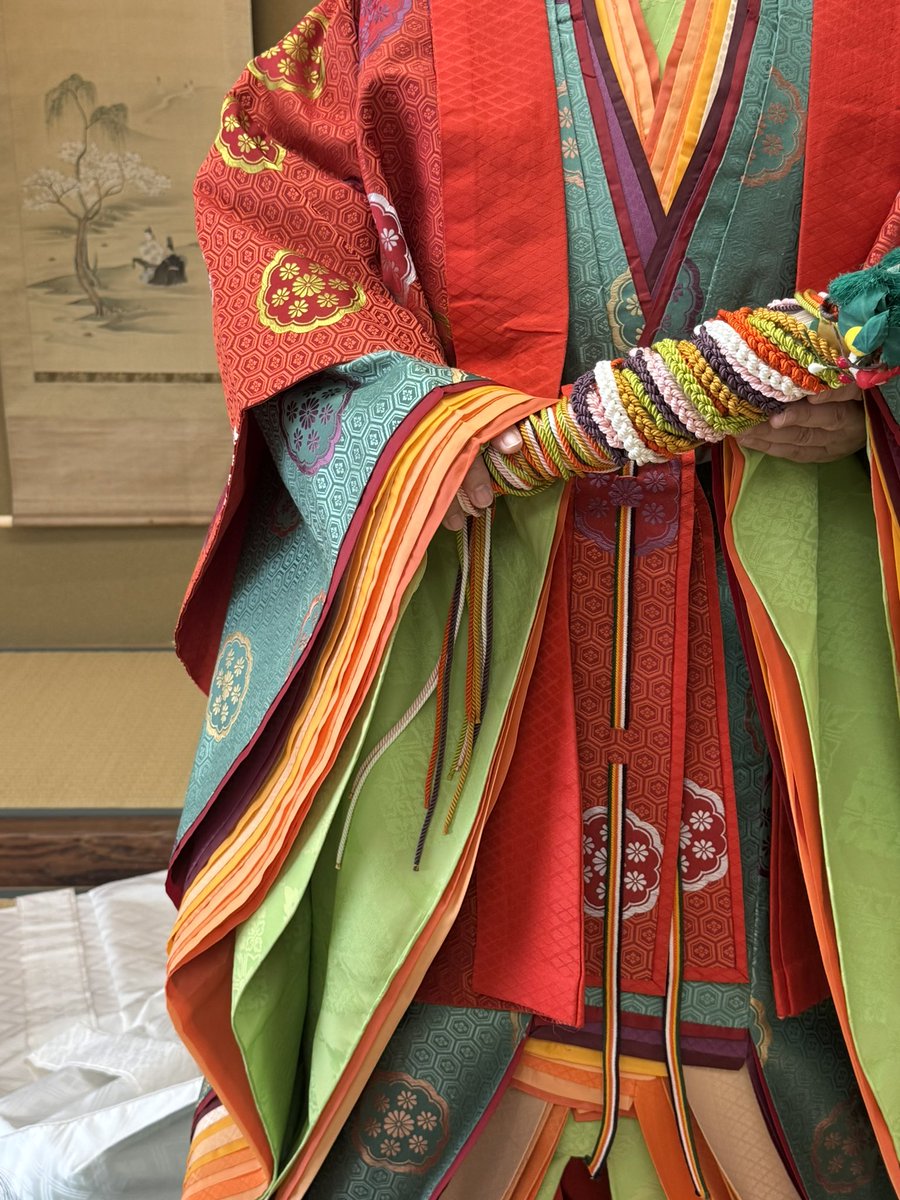 十二単着せていただきました。構造、着方、着付けの作法、色、長袴での歩き方…様々な事をわかりやすく解説していただいて、当時の宮中での女官の暮らしぶりへの解像度爆上がり。大興奮の1時間でした。