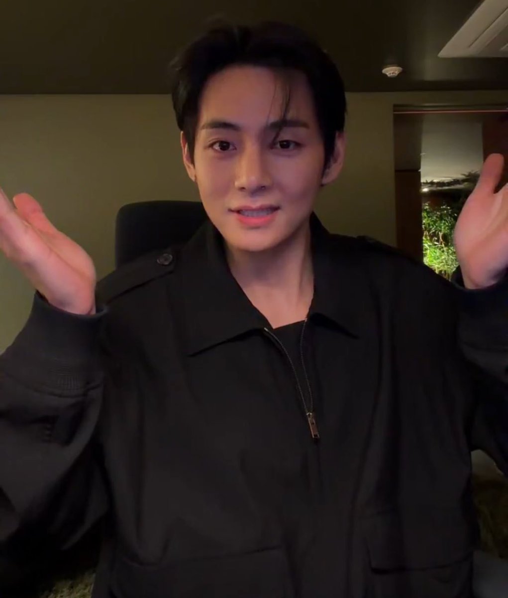 [INFO]
💜Traducción del live de Tae (ES) 

🐯Vine (aquí) después de correr

🐯Ha pasado un tiempo desde que hice un live

🐯es cierto que ya ha pasado un tiempo

🐯He estado muy ocupado últimamente. Estamos preparando muchas cosas aquí y allá...

🐯También nos estamos preparando