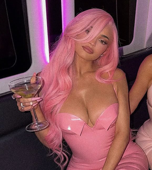 goddessky__'s tweet photo. kylie jenner. https://t.co/cF25lAm1oI