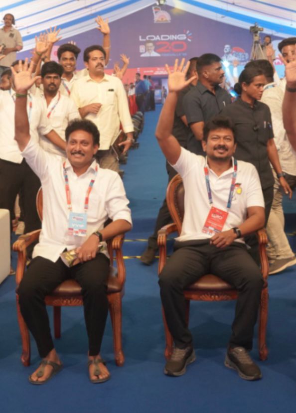 Lakshma07776875's tweet photo. ஒருங்கிணைப்பாளர் சமூக வலைதளம் உயர்திரு @VinodthVj அவர்கள்
#loading2pointo #ஸ்டாலின்_தொடரட்டும் #வெல்வோம்_ஒன்றாக
@mkstalin @Dayanidhi_Maran @nchitrarasu @arivalayam @DMKITwing #Dmk https://t.co/QLJEFMibb3