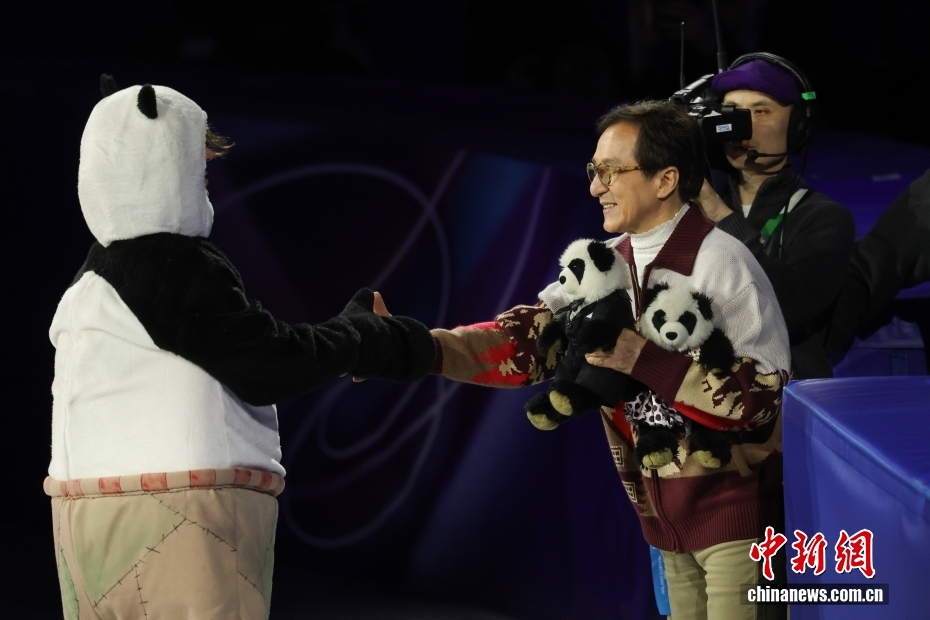 Actor #JackieChan made a special appearance at the figure skating gala of #MilanoCortinaOlympics2026 on the evening of Feb. 21 and interacted with Sadolov, the men’s singles figure skating gold medalist from Kazakhstan.
