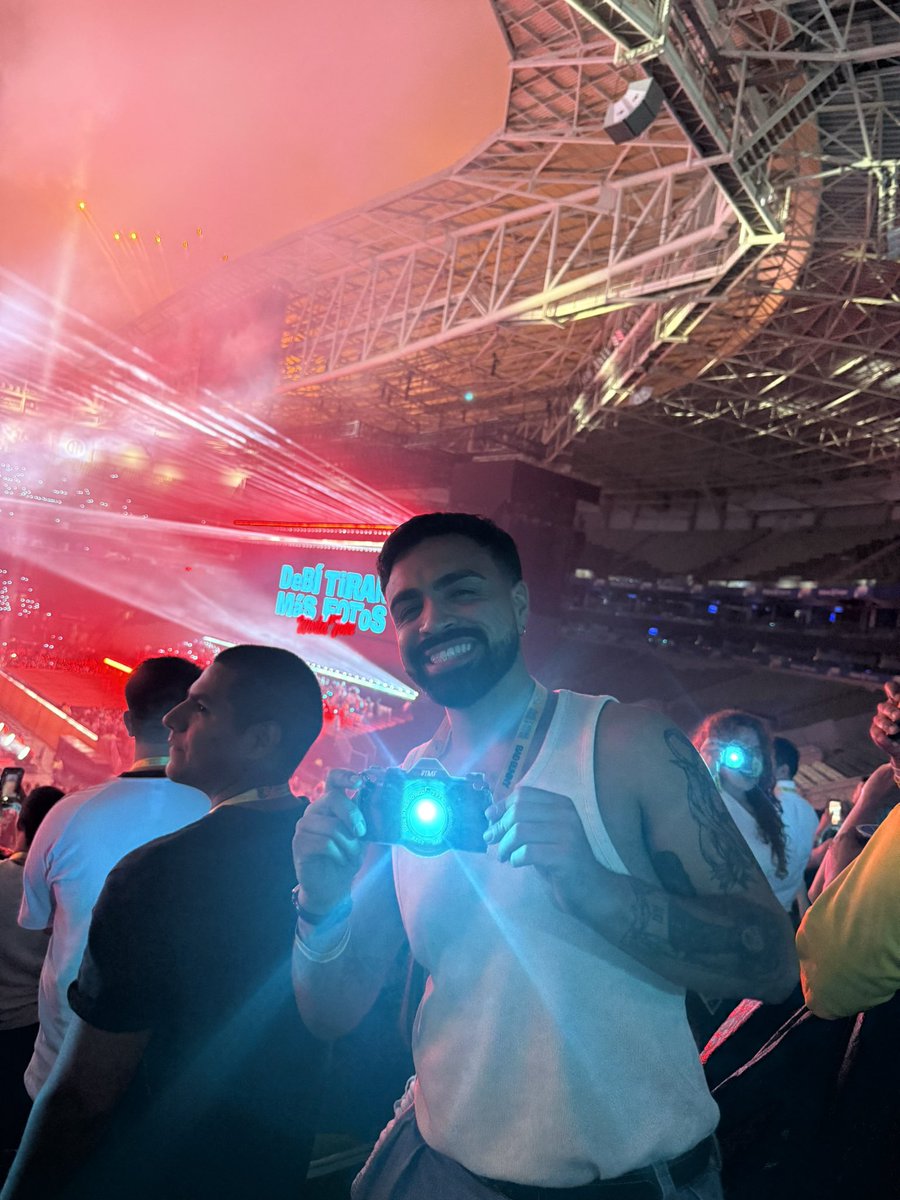 que show FODA do bad bunny!

 a estrutura do palco é ainda mais impressionante ao vivo. 

um dos melhores telões que já vi pra show e jogo de luzes de outro mundo. 

volta logo, Benito