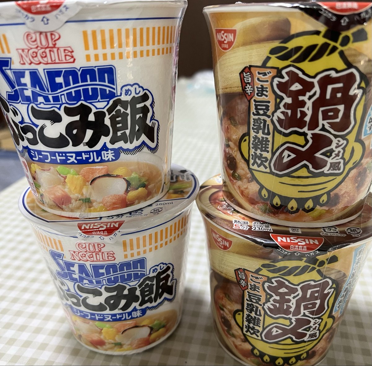 agag8622's tweet photo. 日清食品は流石である。当たり前かもしれないが。今カップ雑炊が売れている。主要商品は、コンビニでしか売っていない。テスト的？な要素があるかも？それと、乱売の危惧があるかも？
麺から米へ！流石だ！この発想！ https://t.co/ZX0Y79ewTU