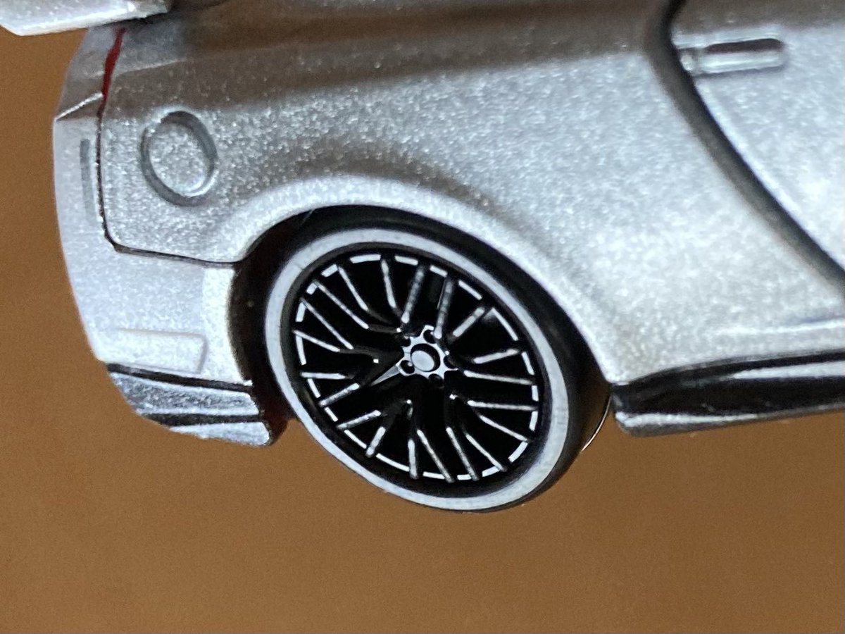 昨日発売の2025モデルR35トミカプレミアム。ホイール手抜きみたいに言われてるけど、とんでもない。逆に良く作り込まれていて感心。彫りがもの凄く深くて造形がシャープだし、前輪と後輪でセンター部の深さが違うのもしっかり作り分けてある。