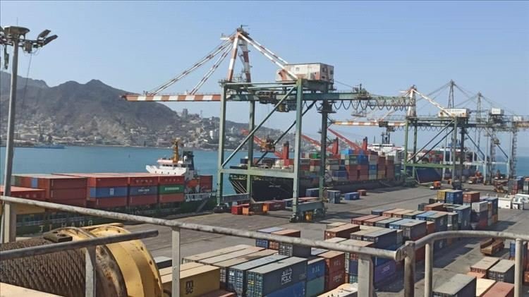 أول مرة منذ سنوات طويلة جدًا يخلوا ميناء عدن للحاويات من اي سفن، في مشهد يعكس توقف الحركة والنشاط في واحد من أهم الموانئ في المنطقة.
ويأتي هذا التوقف ثمرةً للجهود الكبيرة التي يبذلها المندوب السامي للاحتلال السعودي في عدن اللواء فلاح الشهراني..

#الاحتلال_السعودي_اليمن