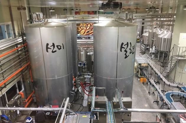 여자들 술따르게하는 문화가 어디가겠음 여자들 먹는 기분내는 새끼들이 이렇게 많은데