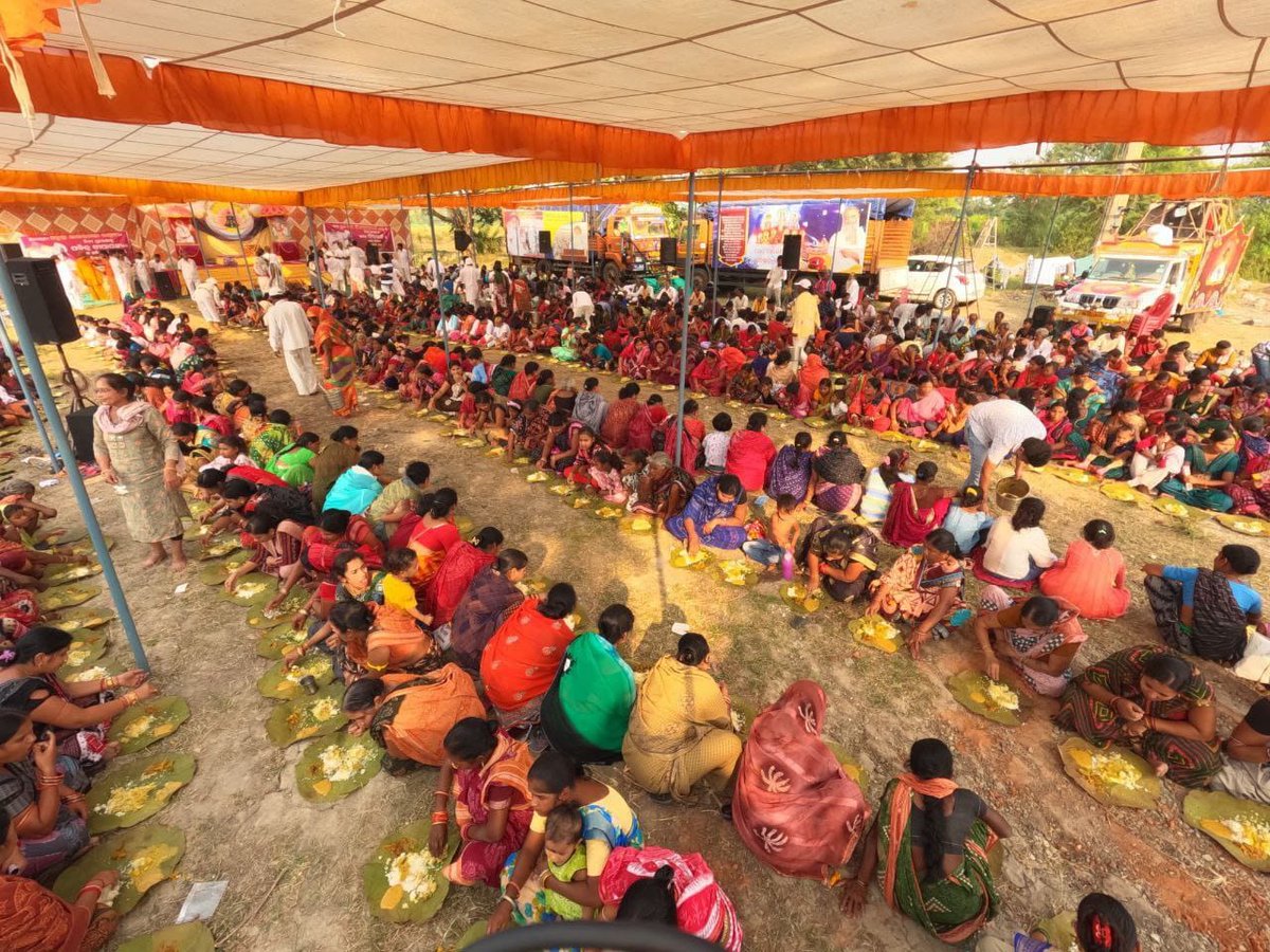 DharamvirMumrej's tweet image. #ServingHumanity
Sant Shri Asharamji Ashram द्वारा 
Nar Sewa Narayan Sewa के सदभाव से गरीब आदिवासी क्षेत्रों में Bhandara आयोजित किया जाता है❗