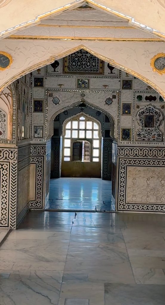 Good morning X fam! ☀️
Amer Fort के इन महलों से दिन की शुरुआत – arched corridors, mirror magic, marble shine aur pura royal vibe! 🔥
सुबह का मूड सेट हो गया – Rajasthan की ये शान dekh ke dil khush! 🏰
#GoodMorning #AmerFort #JaipurHeritage #RajasthanVibes
#GodMorningSunday