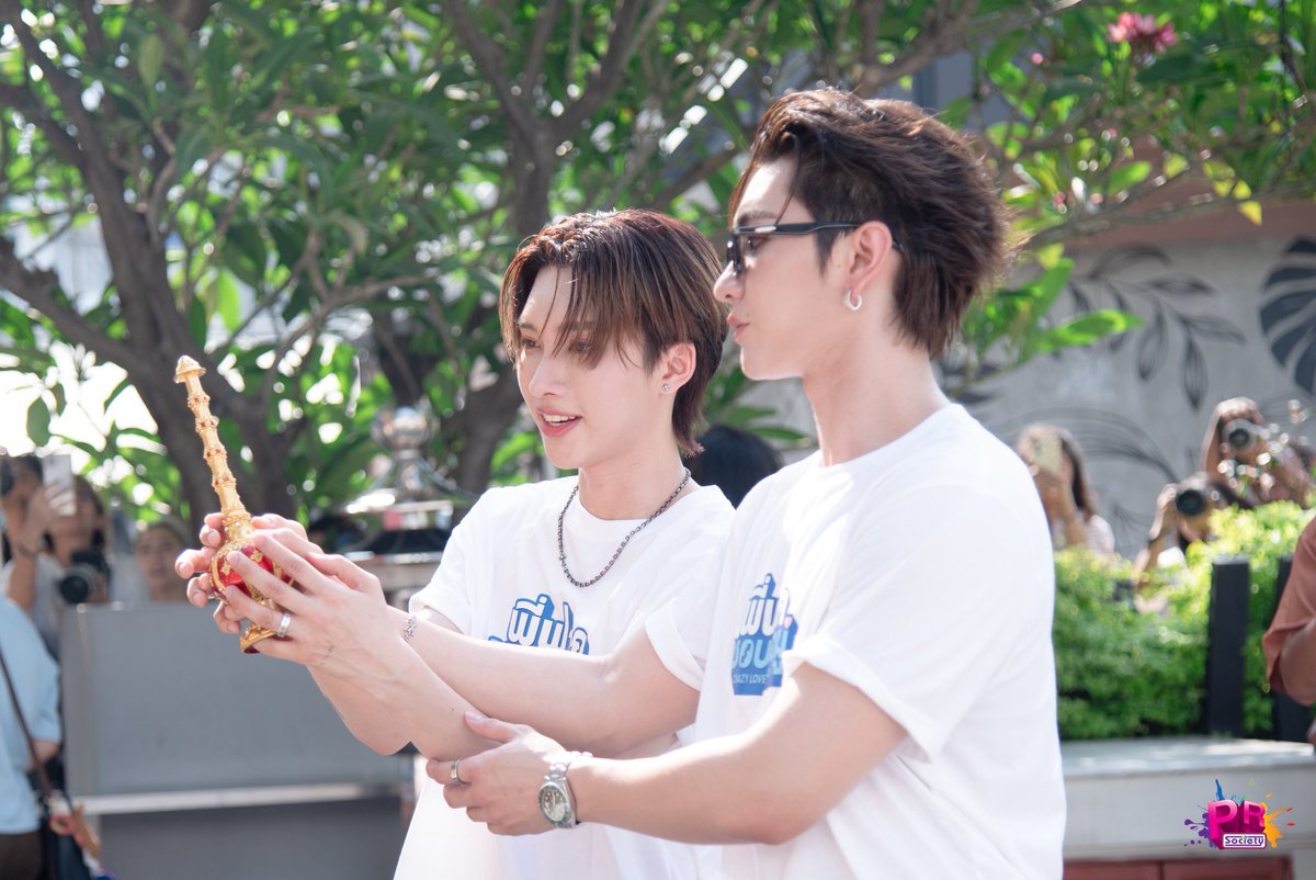 PRSocietyNews's tweet photo. ภาพบรรยากาศงานบวงสรวง“พี่ฟากชอบเธอมู่ Crazy Love, Moo-Moo!” ปัง ๆ ไปเลยค่า รอติดตามความคลั่งรักของเฮียฟู่กับมูมู่ ตั้งแต่วันนี้เลย 🫶🏻

CrazyLove-MooMoo Worship
#บวงสรวงพี่ฟากชอบเธอมู่Xบอสโนอึล https://t.co/DdIH7dDjwz