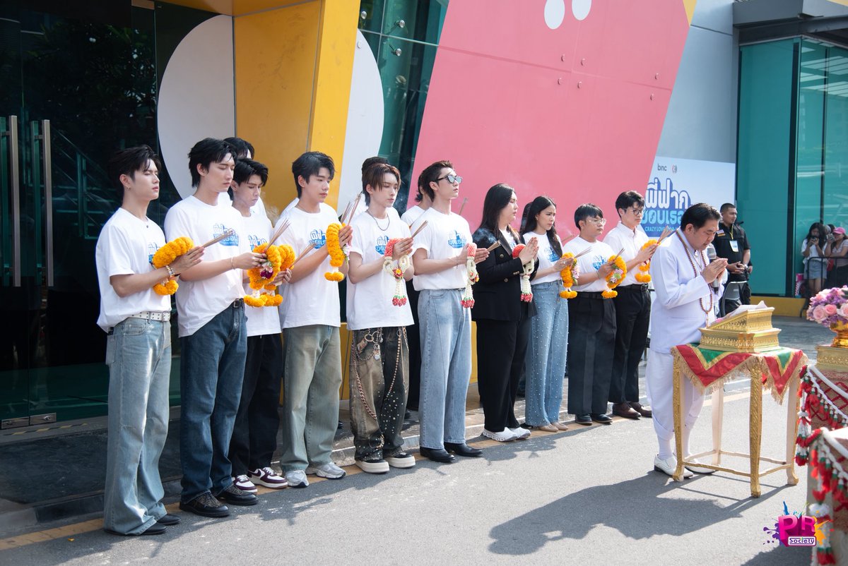 PRSocietyNews's tweet photo. ภาพบรรยากาศงานบวงสรวง“พี่ฟากชอบเธอมู่ Crazy Love, Moo-Moo!” ปัง ๆ ไปเลยค่า รอติดตามความคลั่งรักของเฮียฟู่กับมูมู่ ตั้งแต่วันนี้เลย 🫶🏻

CrazyLove-MooMoo Worship
#บวงสรวงพี่ฟากชอบเธอมู่Xบอสโนอึล https://t.co/DdIH7dDjwz