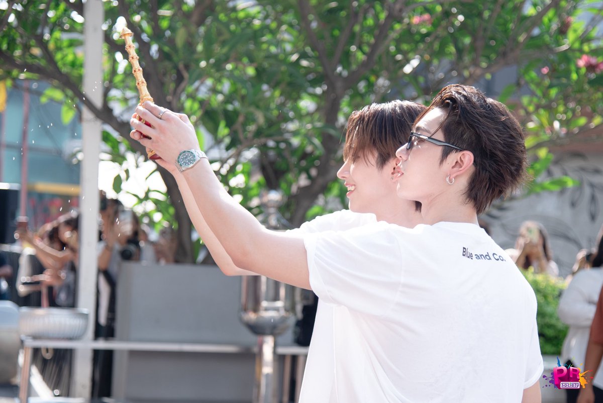 PRSocietyNews's tweet photo. ภาพบรรยากาศงานบวงสรวง“พี่ฟากชอบเธอมู่ Crazy Love, Moo-Moo!” ปัง ๆ ไปเลยค่า รอติดตามความคลั่งรักของเฮียฟู่กับมูมู่ ตั้งแต่วันนี้เลย 🫶🏻

CrazyLove-MooMoo Worship
#บวงสรวงพี่ฟากชอบเธอมู่Xบอสโนอึล https://t.co/DdIH7dDjwz