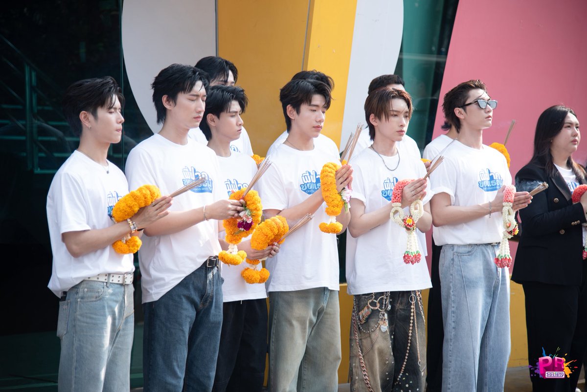 PRSocietyNews's tweet photo. ภาพบรรยากาศงานบวงสรวง“พี่ฟากชอบเธอมู่ Crazy Love, Moo-Moo!” ปัง ๆ ไปเลยค่า รอติดตามความคลั่งรักของเฮียฟู่กับมูมู่ ตั้งแต่วันนี้เลย 🫶🏻

CrazyLove-MooMoo Worship
#บวงสรวงพี่ฟากชอบเธอมู่Xบอสโนอึล https://t.co/DdIH7dDjwz