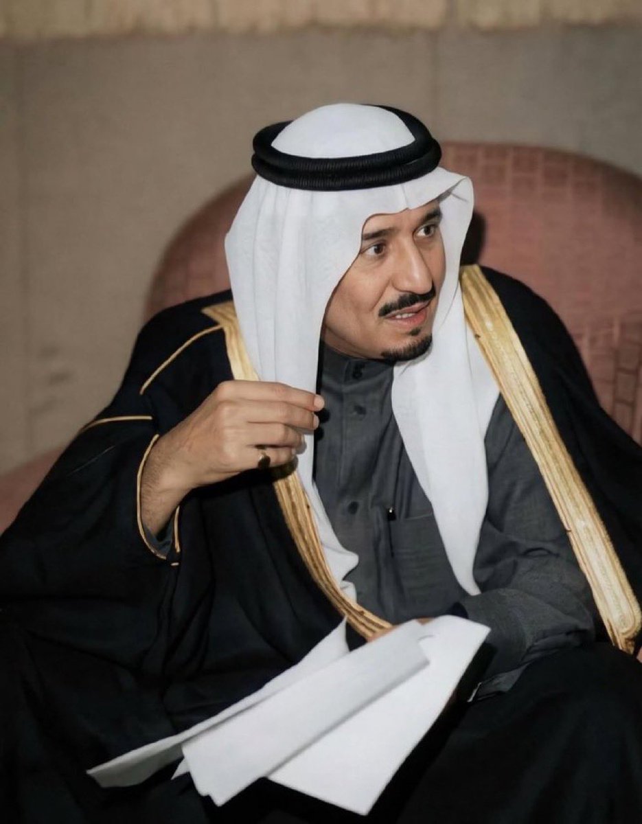 صباح الخير والموطن سعودي والملك سلمان
وحنا روسنا دون الوطن روسٍ حماويه

ليا ثار الثميدي فالنحور وعنكب الدخان
يبا يدري بنا الشيخ المعرب والشواويه

#يوسف_الشنيني 
 #يوم_التاسيس