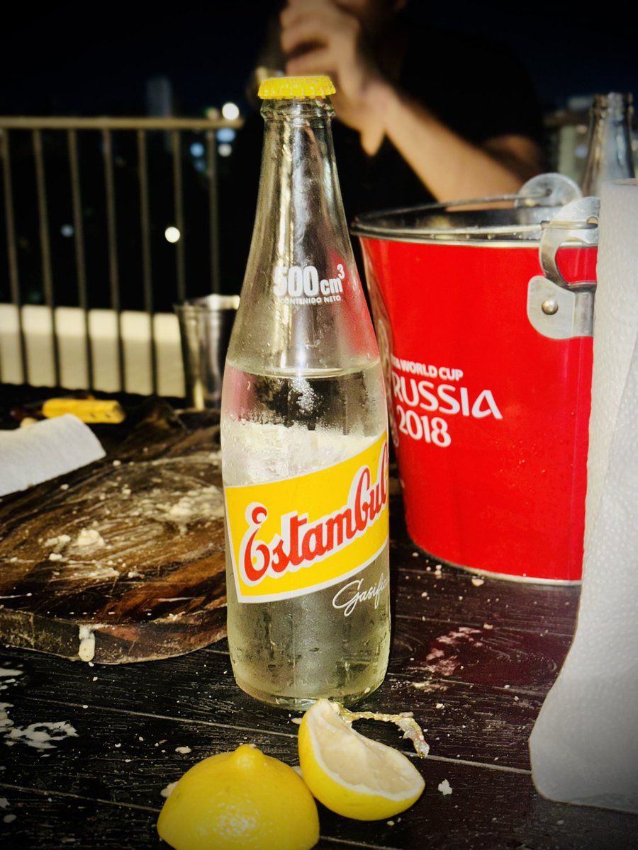 Desafío: es imposible sacarle una foto fea a una botella de soda Estambul. No importa cuanta suciedad, basura o desprolijidad tenga alrededor. Siempre sale hermosa.