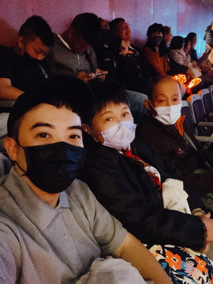 ablackeyehere's tweet photo. n年後，
第二次一起看二姐的演唱會，
剛好是在大年初五，
別具意義。

整場的長輩們都很乖，
過程中幾乎沒有手機螢幕發出的亮光。

這次舞台及美��設計，
包括演出及視訊工程，
處處充滿亮點，
整場看下來十分流暢舒適。

下一次不知道何年何月，
因此每一次都是累積回憶的珍貴機會。

#江蕙演唱會 https://t.co/EvUeFDIejs