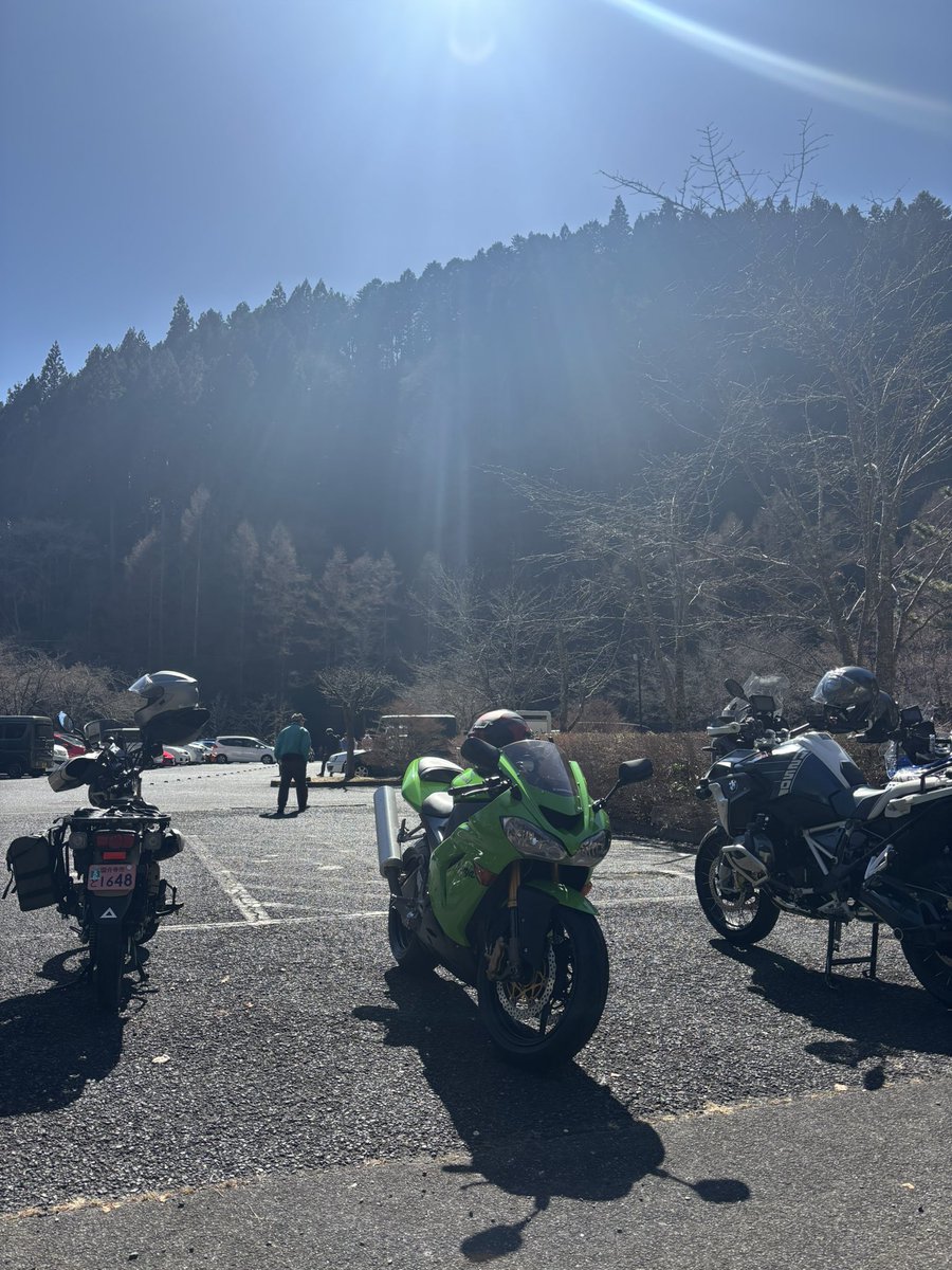 奥多摩湖に到着。 ここまで路肩の残雪はもちろん、日陰でもウェット
