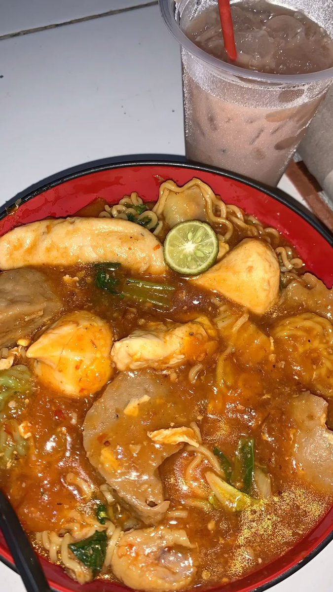 ndiscoklat's tweet image. Kalian team seblak nyemek atau berkuah?