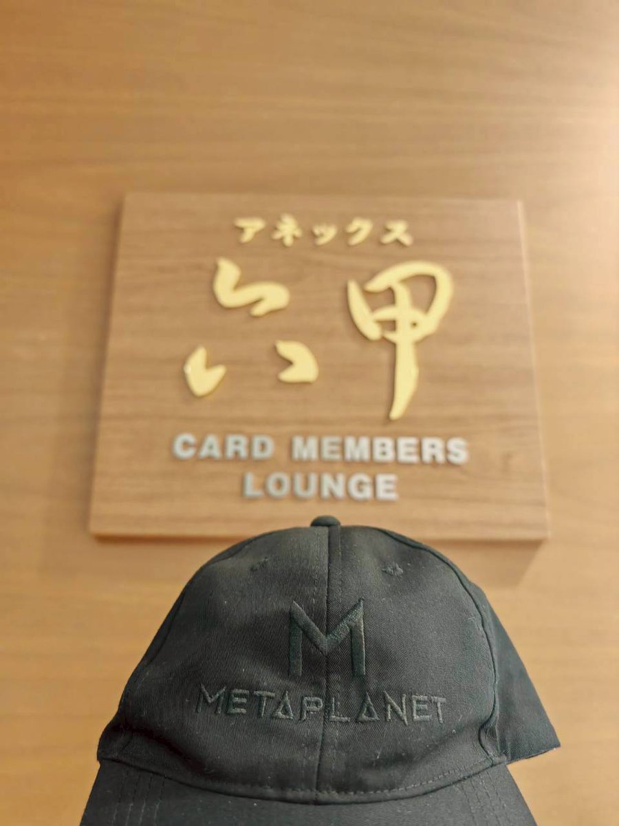 昨日の隊長🫡 いつもの関空からの出国🇯🇵 黒メタプラ帽子とともに社畜