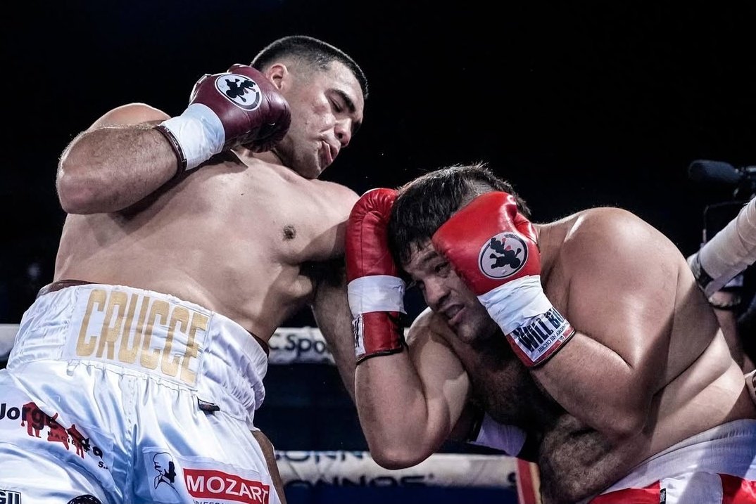 CRUCCE LO HIZO DE NUEVO

Karim Crucce (8-0, 8 KO) venció por KOT 1 a Gabriel Morzán (3-4) en la FAB y sumó el segundo éxito del año. El invicto ganó 7 de sus 8 duelos en el primer round 🥊💣